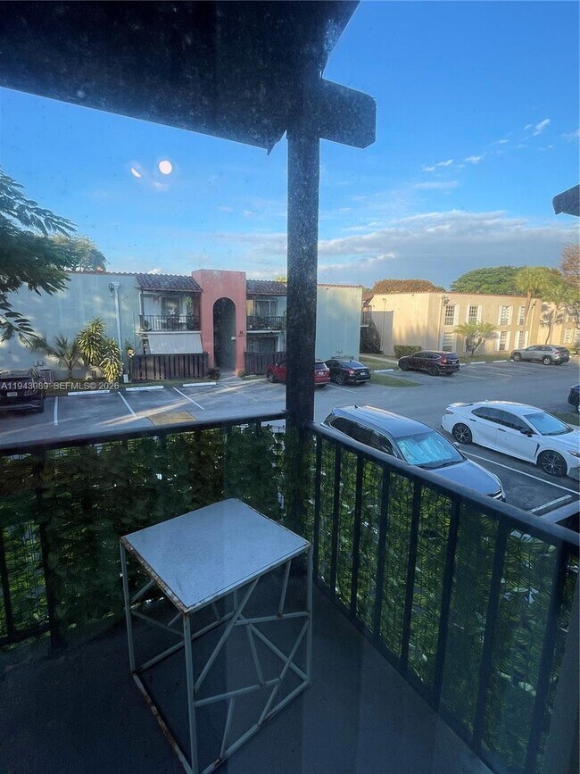 Building Photo - 10820 N Kendall Dr