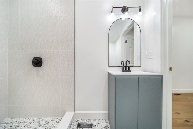 Building Photo - 9 Knollin St