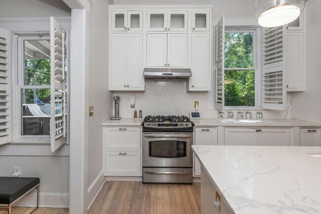 Building Photo - 242 Haralson Ave NE