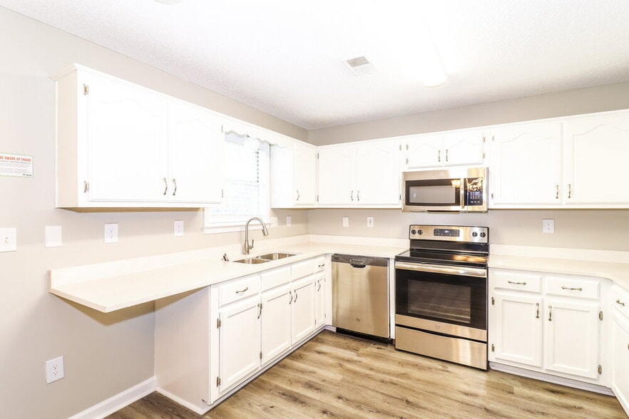 Building Photo - 3915 Woodland Dr