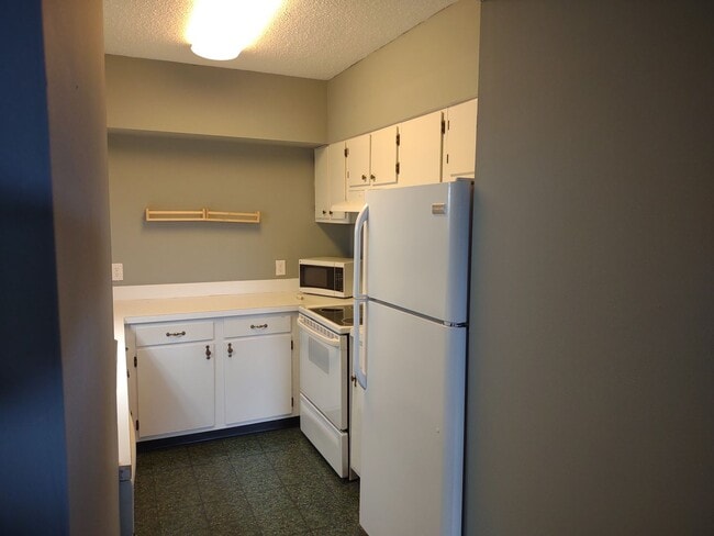 Building Photo - Marvellous Two Bedroom Condo With Perks!