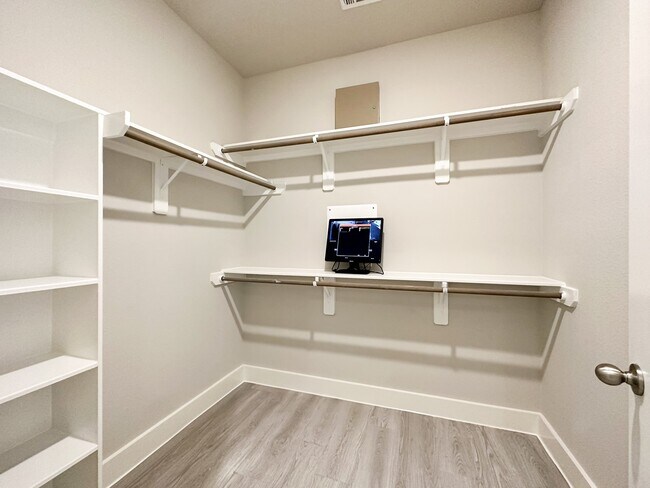 Building Photo - 9007 Lonestar Creekbend Ln