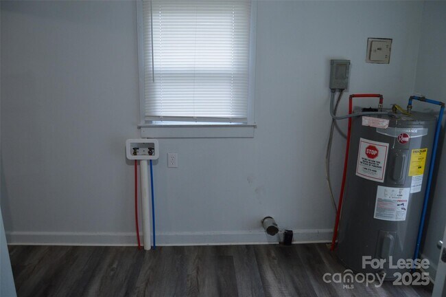 Building Photo - 511 S Elm St