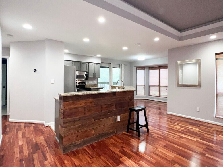 Building Photo - 221 New Kent Pl