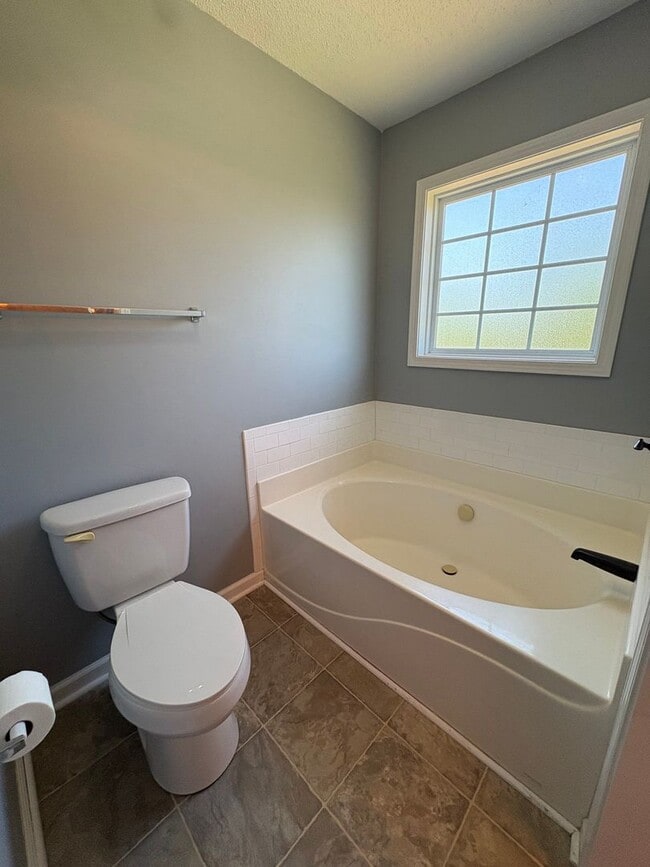 Building Photo - Beautiful 3-BR Colonial with Huge Bonus Room in Summerhaven!