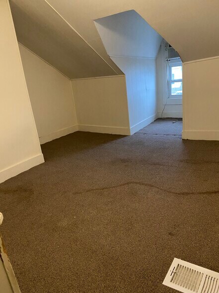 Building Photo - 245 S Walnut St