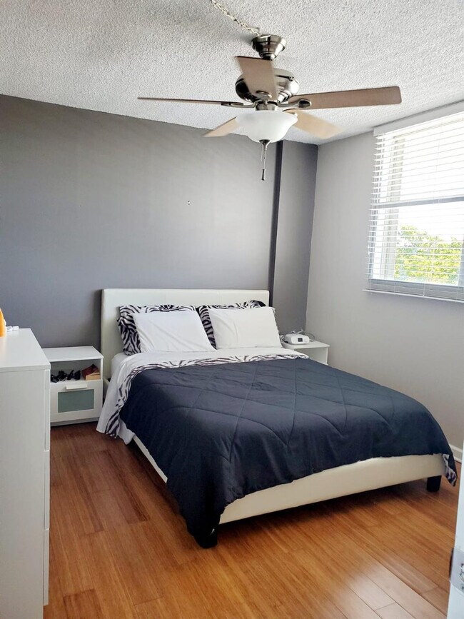 Building Photo - 120 Royal Pk Dr