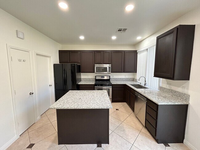 Building Photo - Desirable Summerlin Home 4 Bedrooms 2.5 Ba...