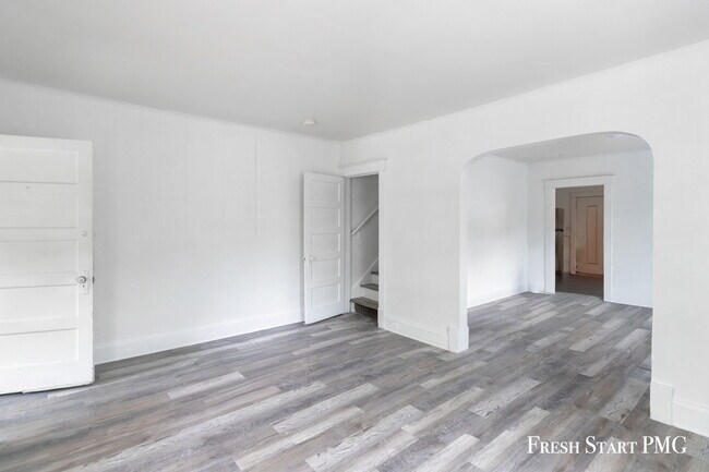 Building Photo - Charming 3-Bedroom Home with Spacious Livi...