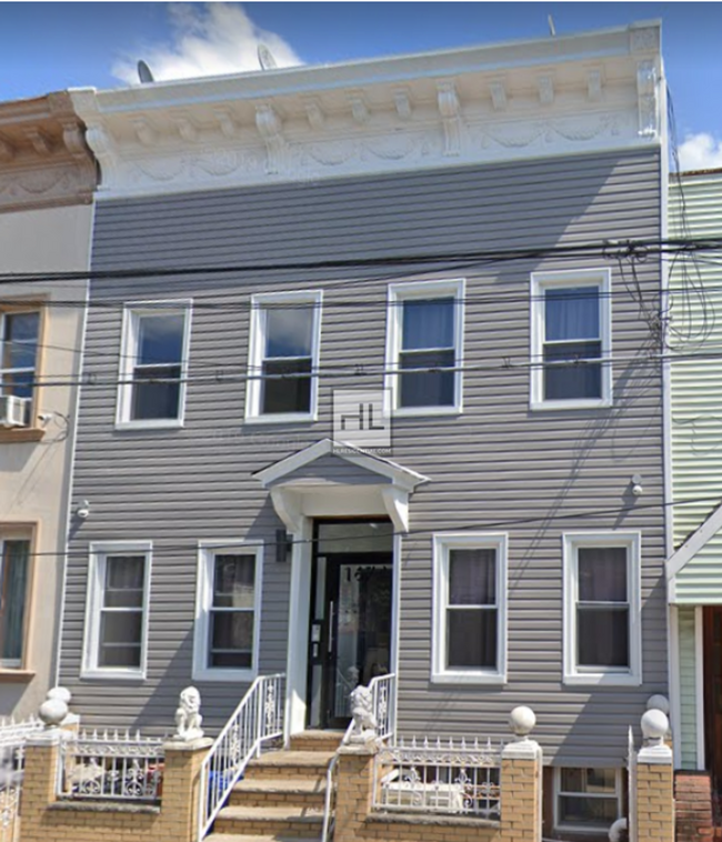 Building Photo - Flex 3BR/2BA in the heart of Ridgewood/Bus...