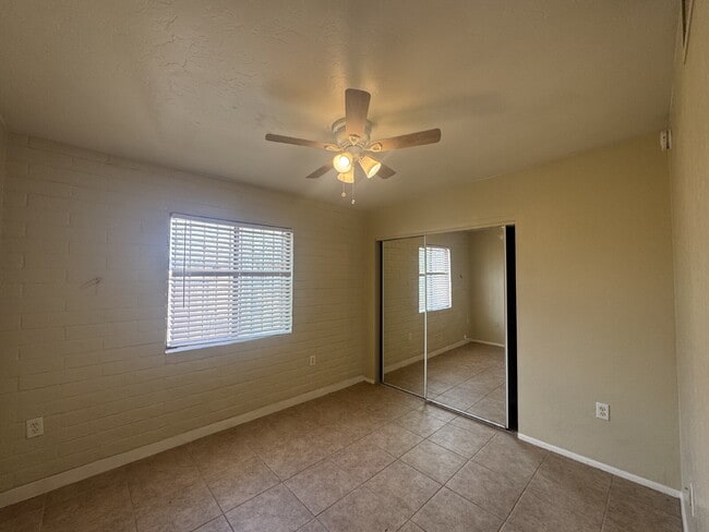 Building Photo - 3 bedroom 2 bath Townhouse