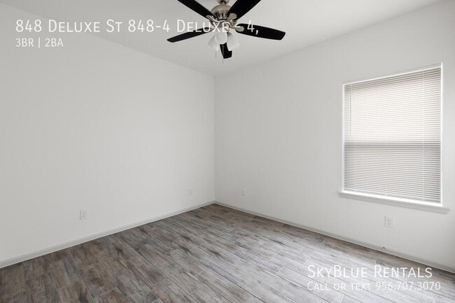 Building Photo - 848 Deluxe St