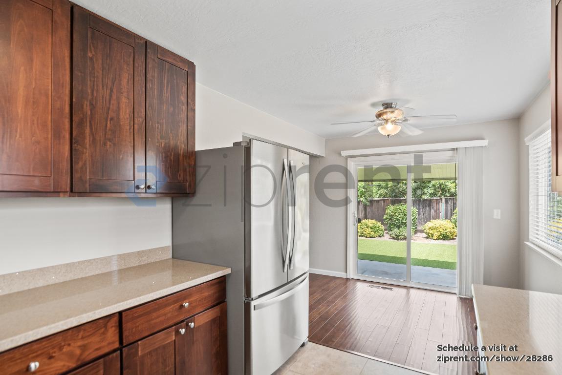 Building Photo - 3185 Country Dr