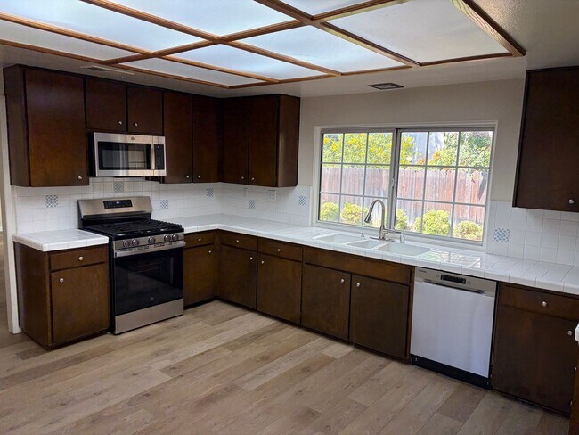 Building Photo - Spacious Single Family Home with Yard