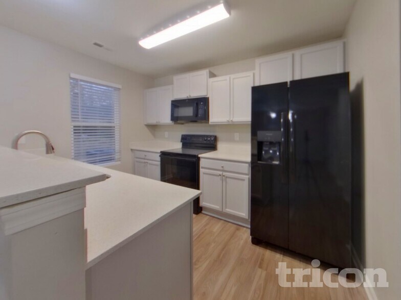 Building Photo - 4729 Brewer Dr