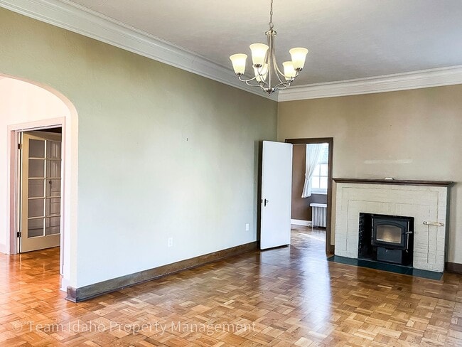 Building Photo - Charming 3bed/3bath home in Historic Fort Russell District