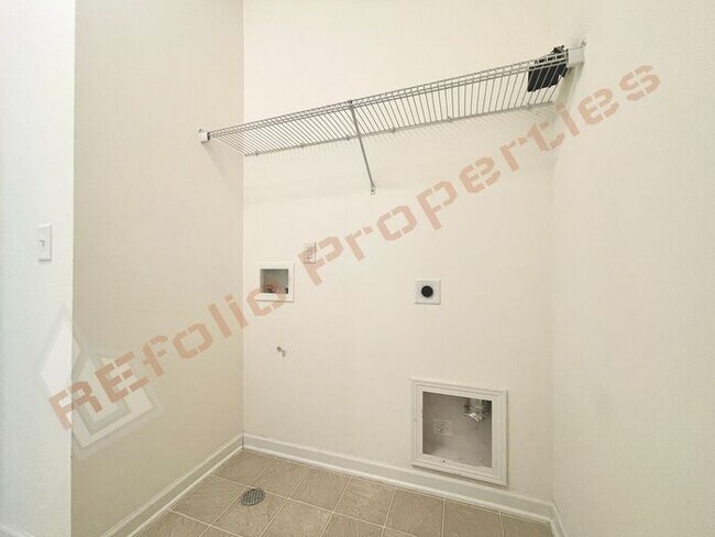 Building Photo - Beautiful 2 Story 3 Bedroom End Unit Townh...