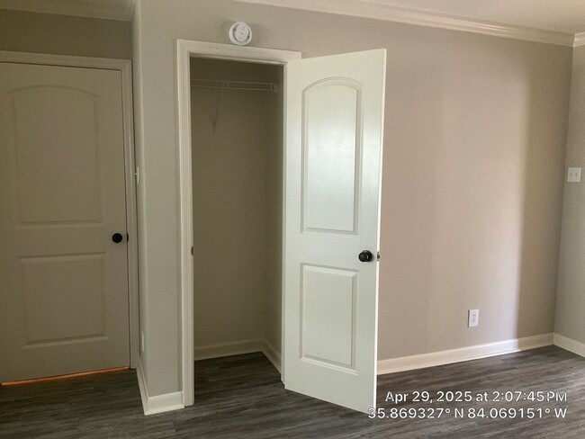 Building Photo - 3 Bedroom / 2.5 Bath House Available Now