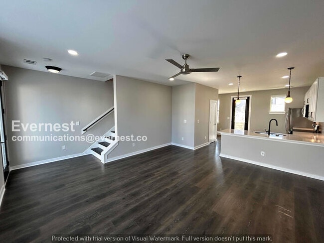 Building Photo - Limited Time Special Offer! / 3 Bed/2 Bath Townhome with Off-Street Parking / Pet-Friendly /Avail...