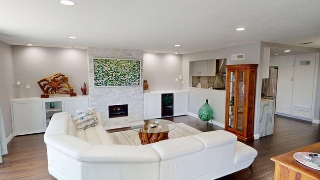 Building Photo - Stunning Bayfront 2/2.5 Condo in Montego Court