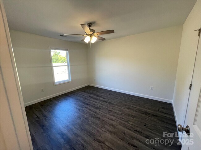 Building Photo - 4013 Eugene Dr