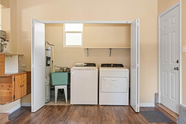 Building Photo - Charming, retro 2-bdrm/2-bath ranch in tranquil setting w/ large family room