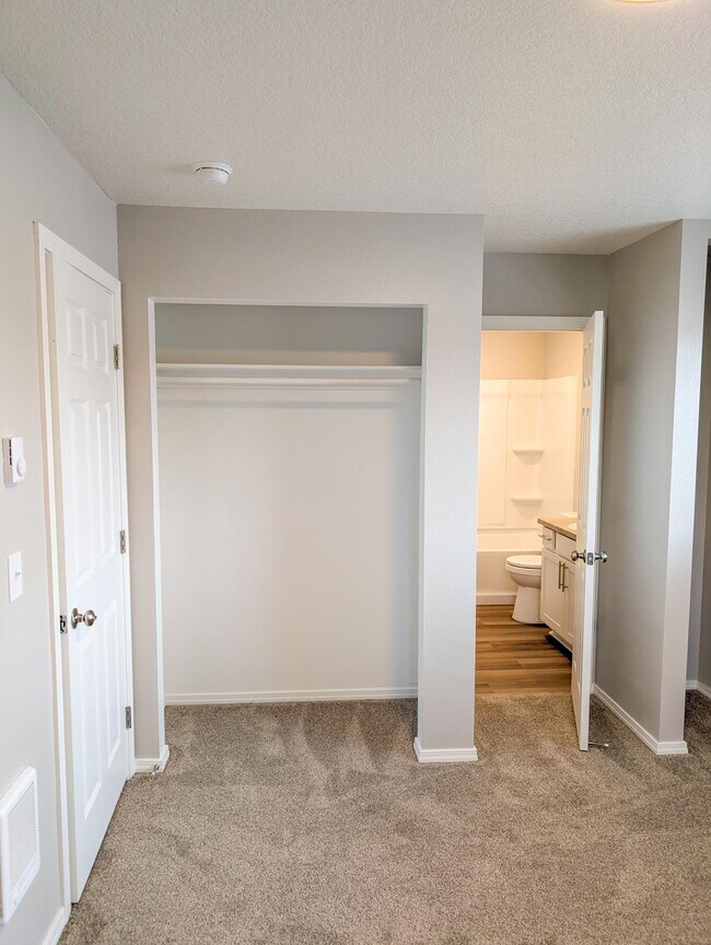 Building Photo - 5623 SE 84th Ave