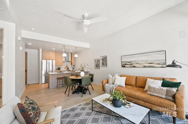 Building Photo - Stylish 1 Bed, 1 Bath Main-Level Condo in ...