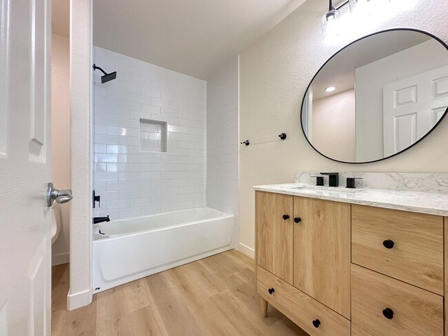 Building Photo - Beautifully Updated Townhome Near DIA