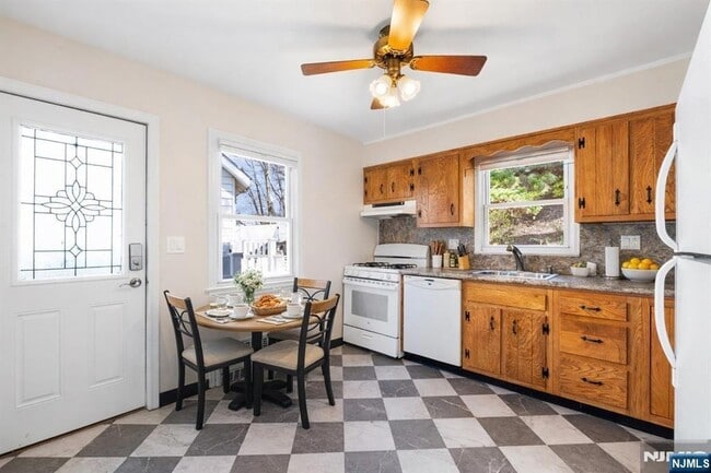 Building Photo - 83 Chestnut Hill Dr W