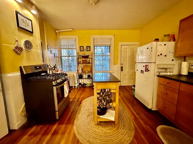 Primary Photo - 85 College Ave