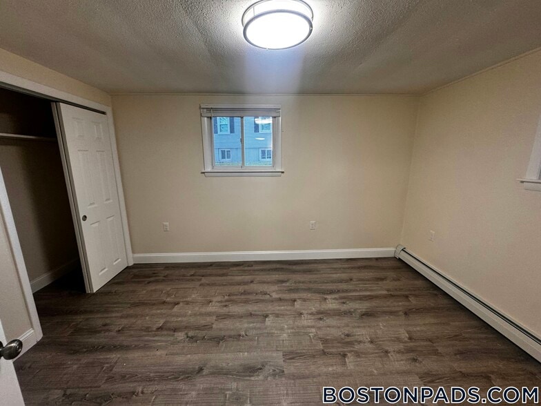 Building Photo - 11 River Dr