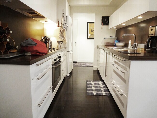 Kitchen - 1010 Palm Ave