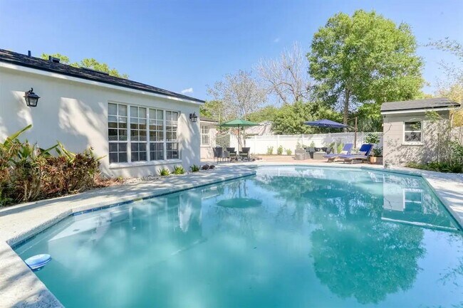 Building Photo - 4014 W Palmira Ave