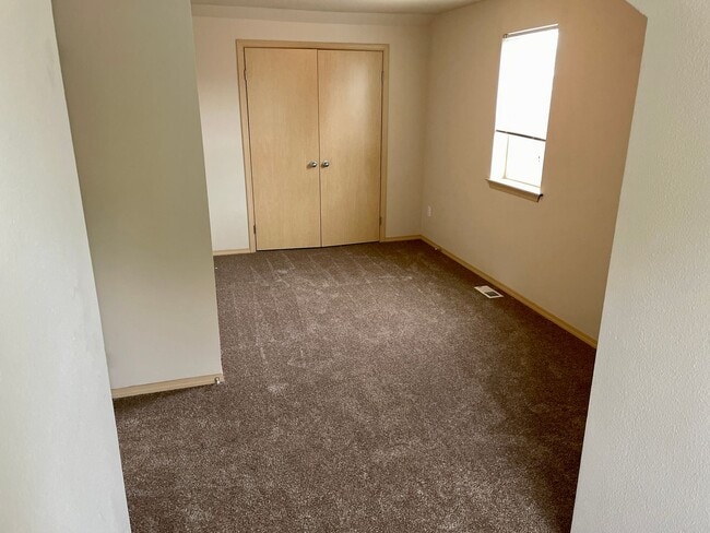 Building Photo - Charming Home in a Gated Tacoma Community – Minutes from JBLM!
