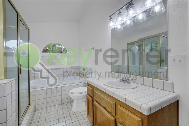 Building Photo - 1330 Kingswood Dr