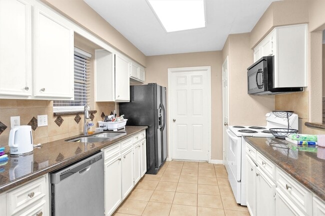 Building Photo - 16327 Green Shade Dr