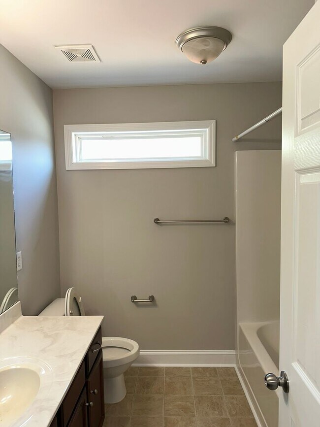 Building Photo - Large family home with fenced back yard in...