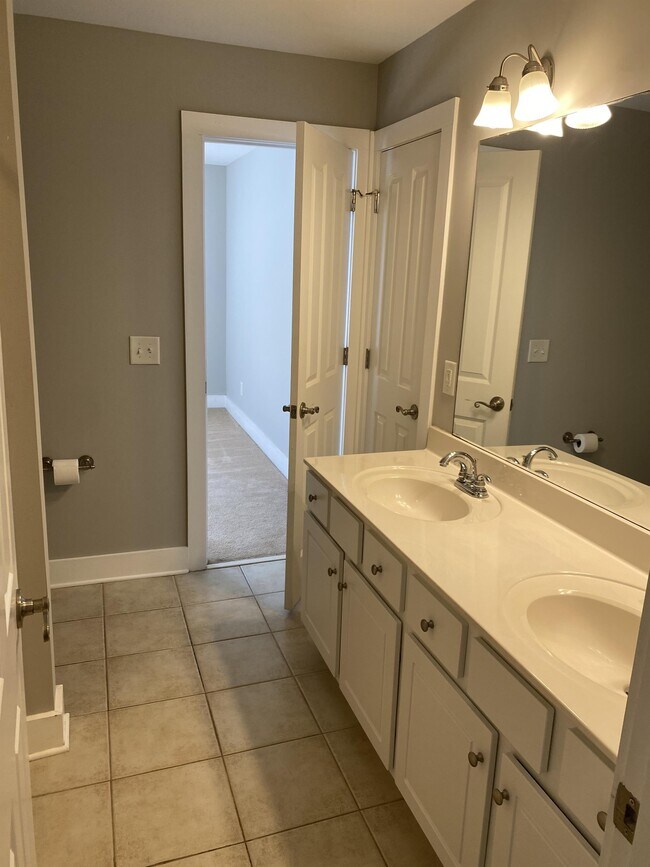 Building Photo - 1641 Carriage Ridge Dr