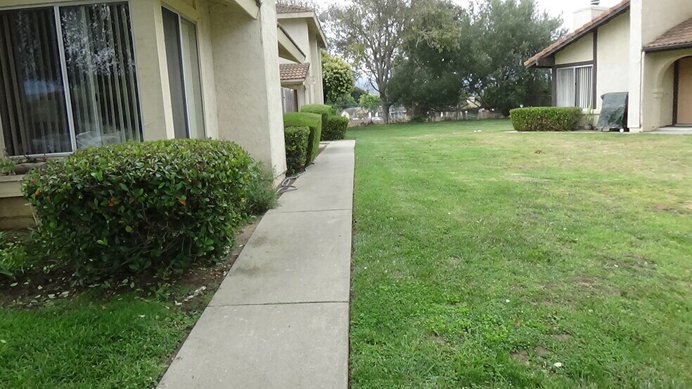 Exterior walk way - 712 Summerwood Ln