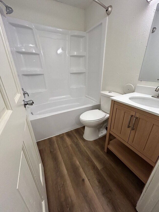 Building Photo - 2 Bedroom, 1 Bathroom apartment Available Immediately