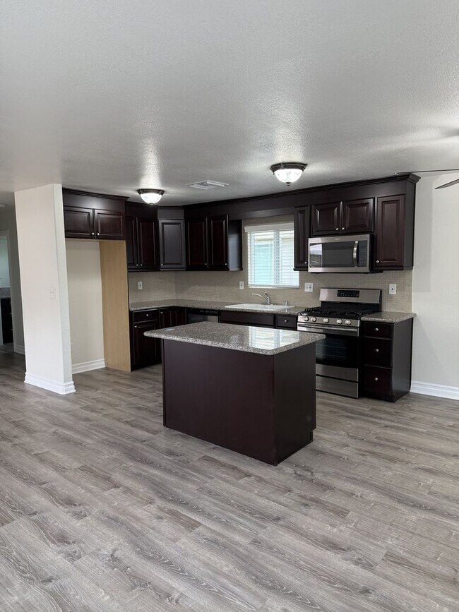 Building Photo - MOVE IN READY