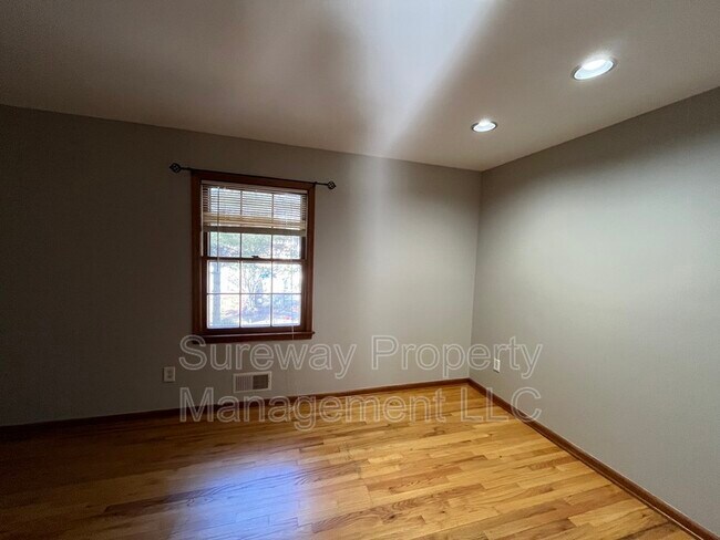 Building Photo - 513 Glenmere Ave