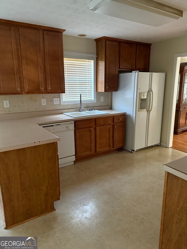 Building Photo - 1605 Tusk Trail NE