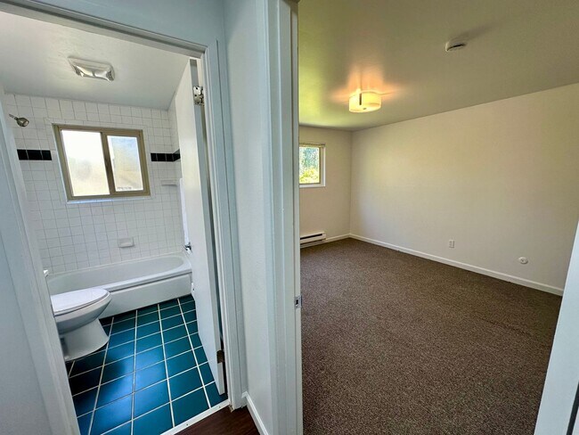 Building Photo - Spacious 2-Bed with Washer/Dryer, Dishwash...