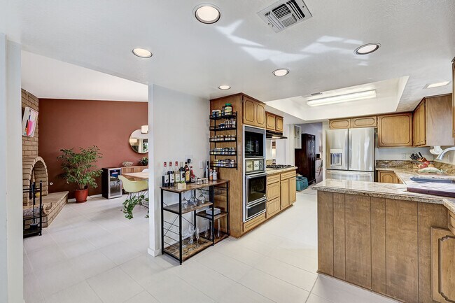 Building Photo - 2400 La Solana Way