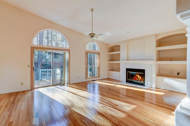 Building Photo - Spacious 3 Bed, 3 Bath Home in Hidden Valley Ranch!