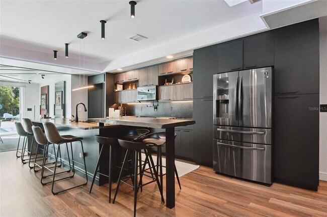 Building Photo - 1851 Royal Oak Pl E