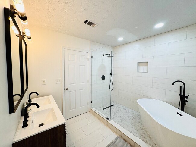 Building Photo - 6054 Lights Ferry Rd