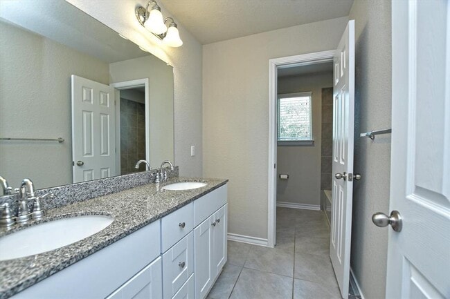 Building Photo - 11732 Saddle Rock Dr